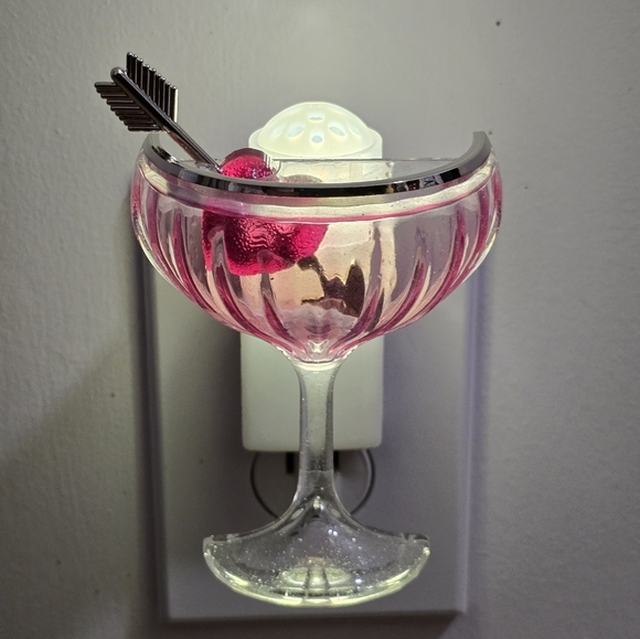 White barn bbw V-day valentines drink light up scent control wallflower Nwt - Picture 2 of 5